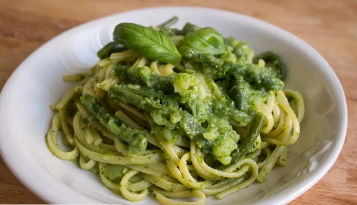LA RICETTA DEL GIORNO | Linguine al pesto con patate e fagiolini, un inno alla semplicità e al gusto
