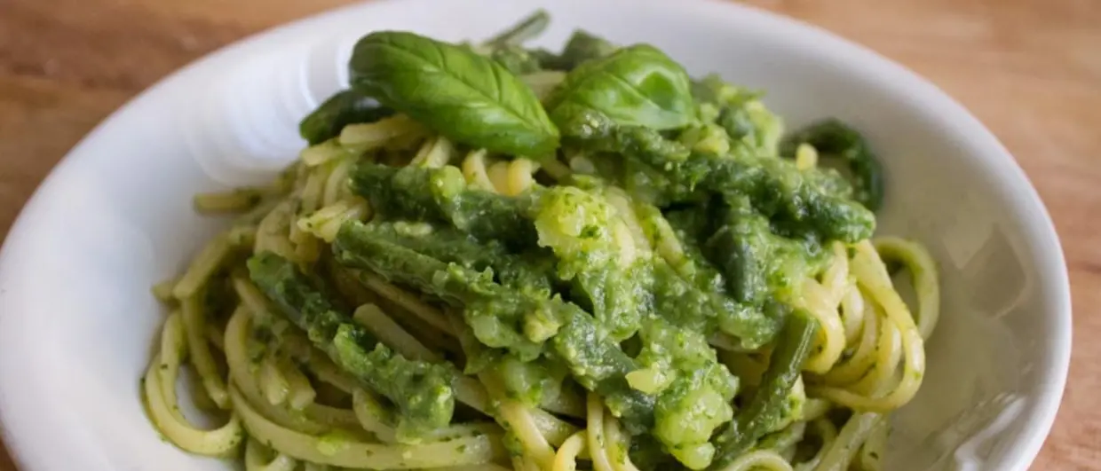 LA RICETTA DEL GIORNO | Linguine al pesto con patate e fagiolini, un inno alla semplicità e al gusto
