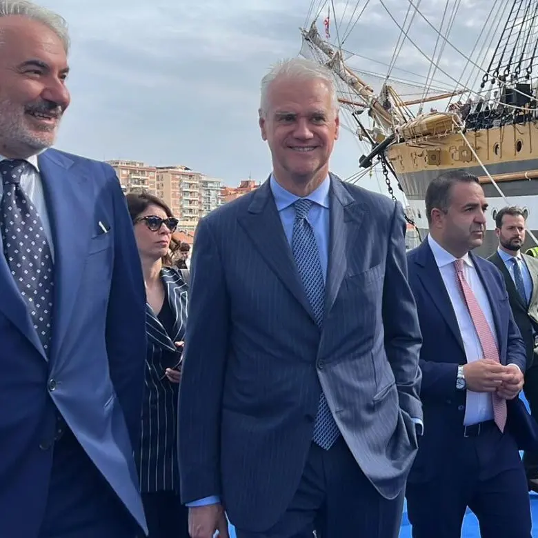 Il ministro Zangrillo in visita alla \"Vespucci\" celebra il made in Italy: «Vanto e modello di un paese che esporta bellezza» - FOTO