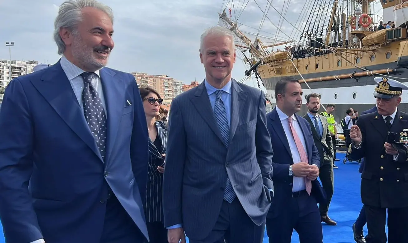 Il ministro Zangrillo in visita alla \"Vespucci\" celebra il made in Italy: «Vanto e modello di un paese che esporta bellezza» - FOTO