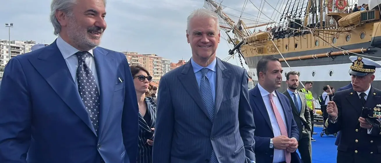 Il ministro Zangrillo in visita alla \"Vespucci\" celebra il made in Italy: «Vanto e modello di un paese che esporta bellezza» - FOTO