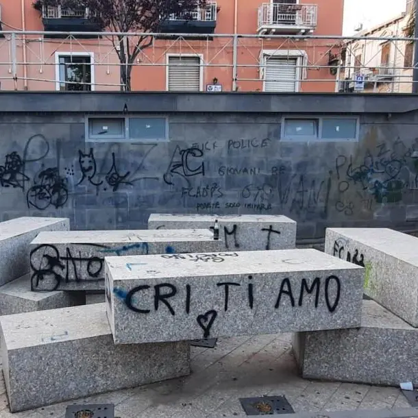 Vandalizzati muri e sedute di Piazza Orange, Merenda: «Restituiremo dignità all'area deturpata»