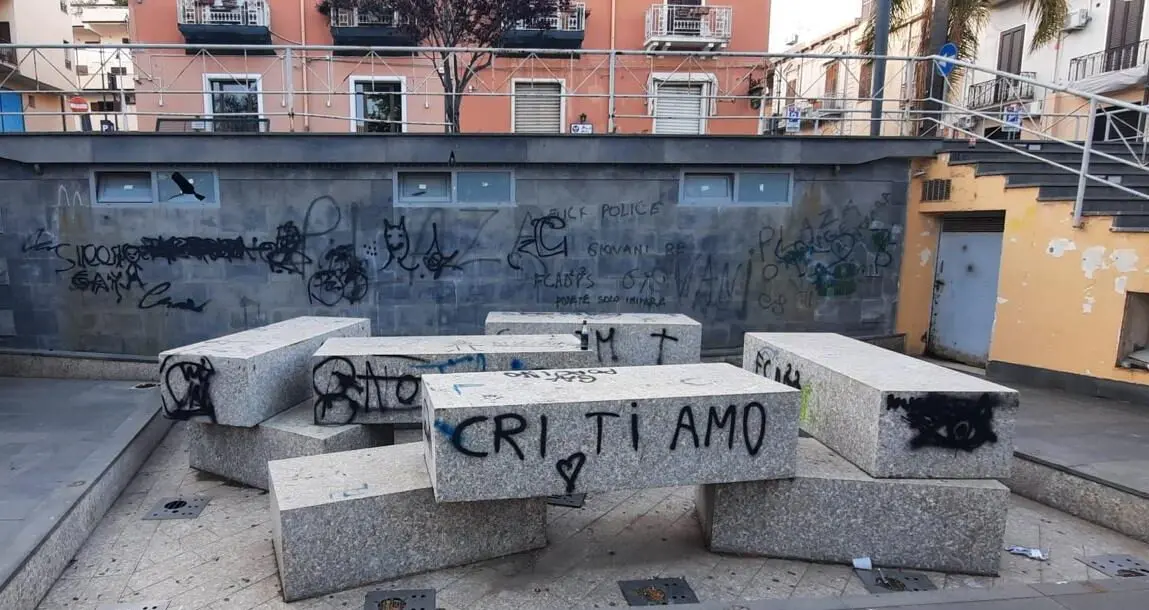 Vandalizzati muri e sedute di Piazza Orange, Merenda: «Restituiremo dignità all'area deturpata»