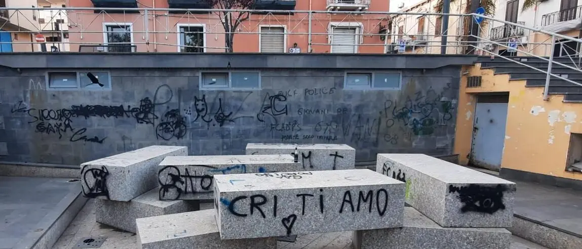 Vandalizzati muri e sedute di Piazza Orange, Merenda: «Restituiremo dignità all'area deturpata»
