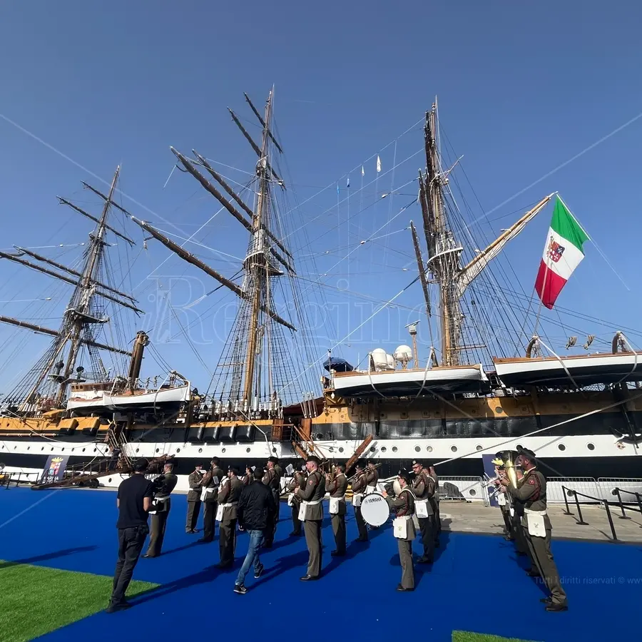 La nave scuola Amerigo Vespucci risplende al porto di Reggio Calabria - FOTO e VIDEO