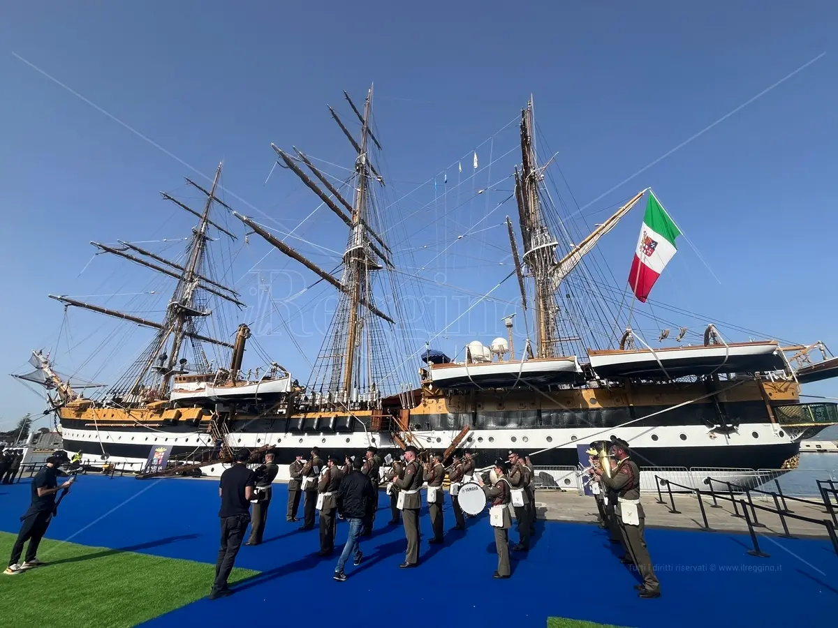 La nave scuola Amerigo Vespucci risplende al porto di Reggio Calabria - FOTO e VIDEO