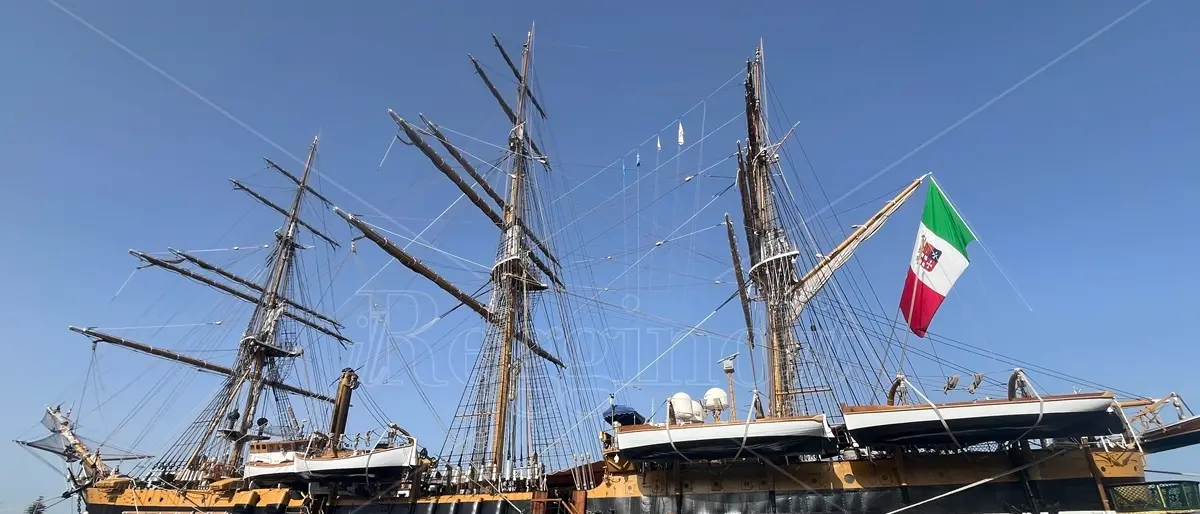 La nave scuola Amerigo Vespucci risplende al porto di Reggio Calabria - FOTO e VIDEO