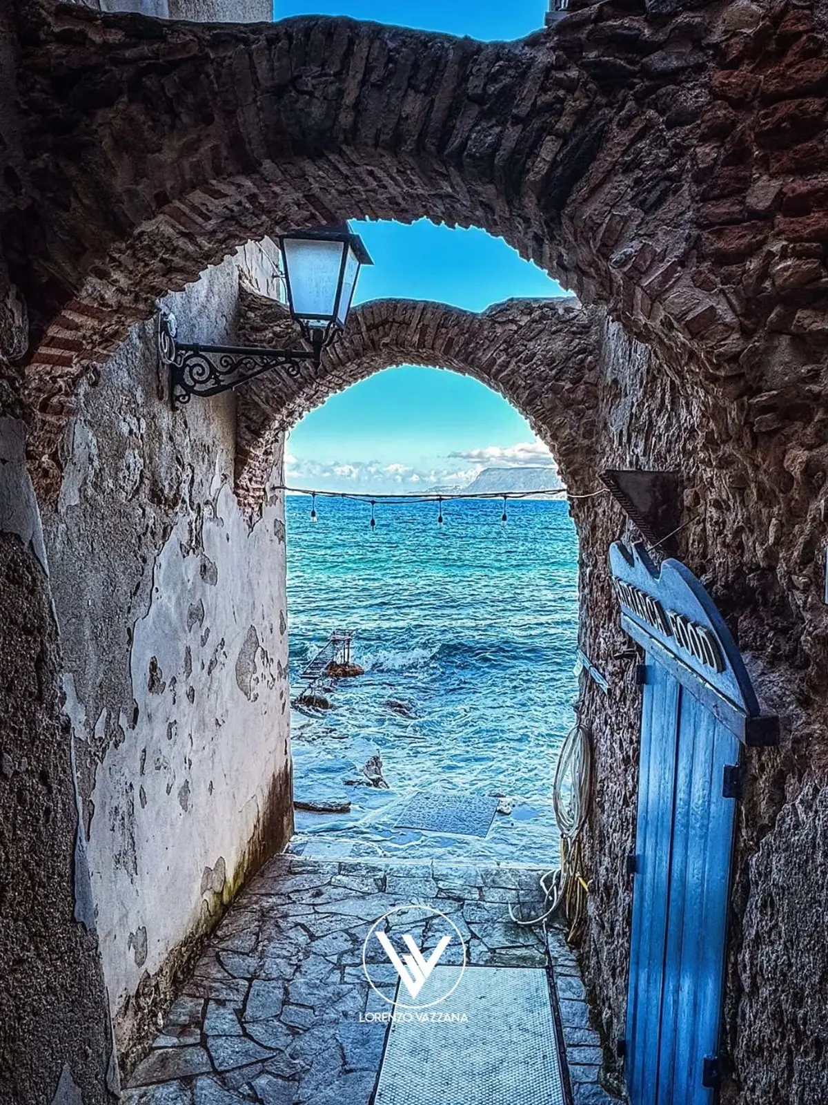 LA FOTO DEL GIORNO | Dove il tempo si piega e il mare ricorda
