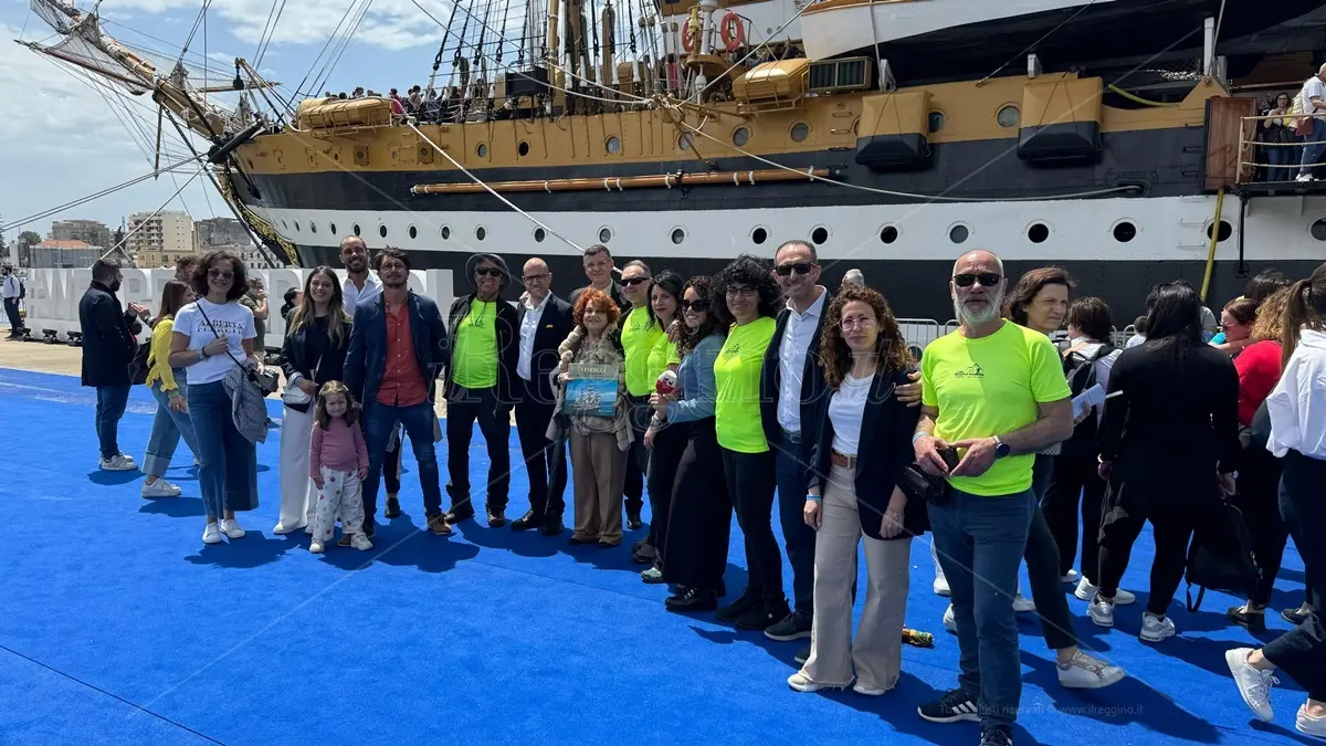 Dall’Amerigo Vespucci un segnale di memoria e speranza: il porto di Scilla sarà intitolato al Capitano Natale de Grazia - FOTO