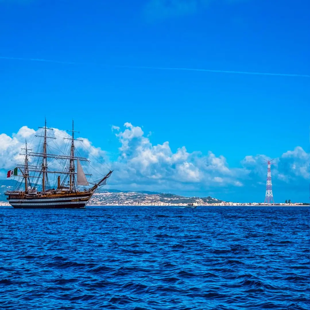 La Vespucci nello Stretto: eleganza a vele spiegate tra mito e identità