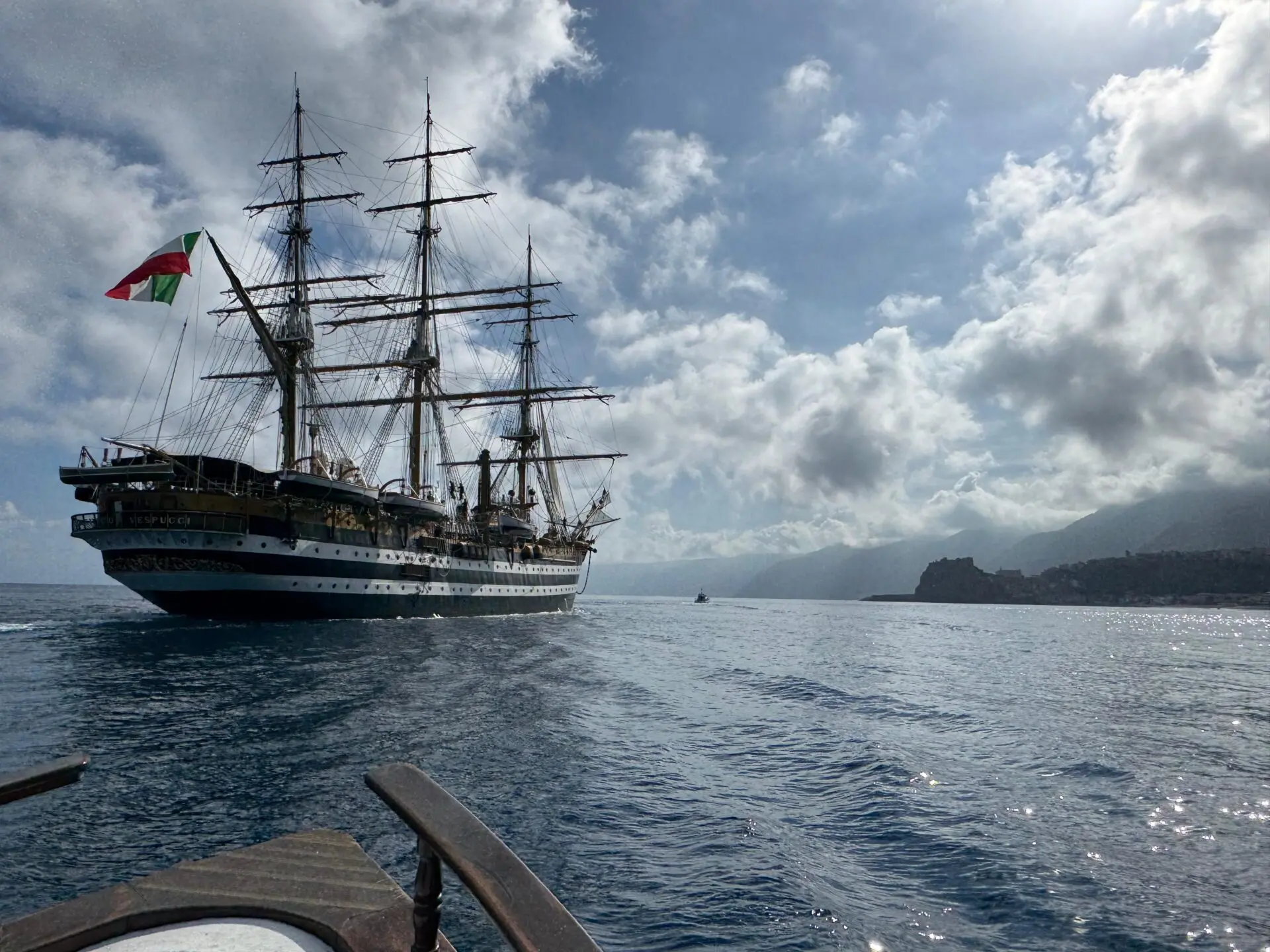 Scilla, l'Amerigo Vespucci saluta la Calabria lanciando fiori in mare per commemorare De Grazia - FOTO