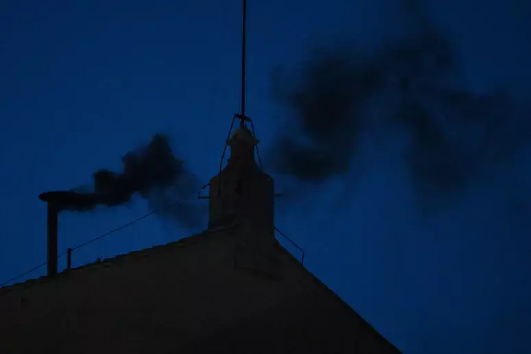 Conclave 2025, oggi la seconda giornata di votazioni: ecco gli orari delle fumate