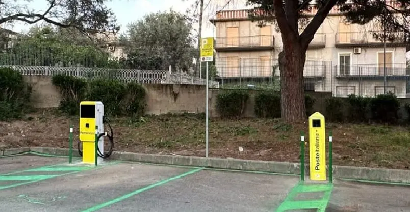 Poste italiane, installate a Roccella Jonica due colonnine per la ricarica delle auto elettriche