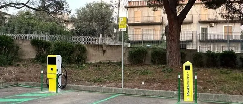 Poste italiane, installate a Roccella Jonica due colonnine per la ricarica delle auto elettriche