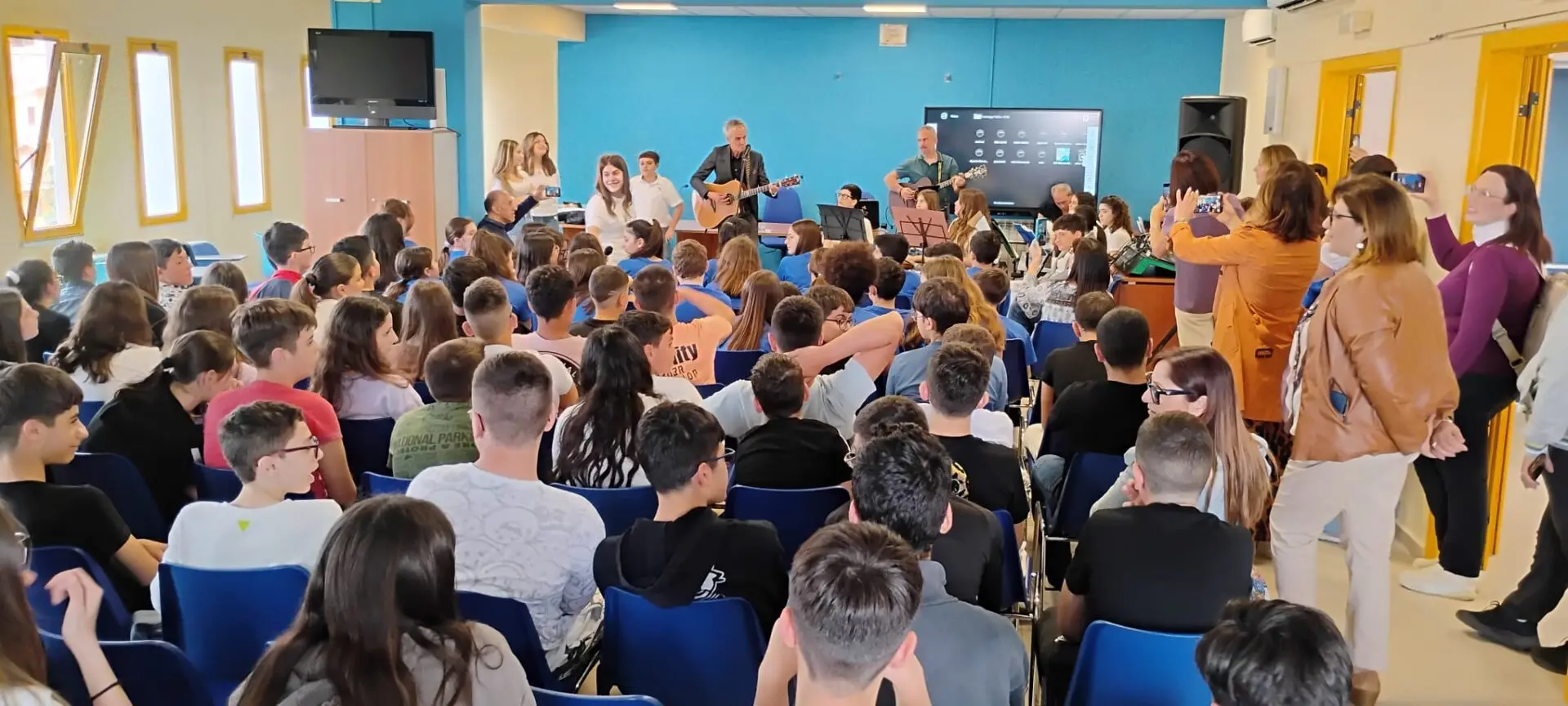 Musica e valori alla Scuola Secondaria di Saline Joniche: Michele Pecora incanta studenti e docenti in un incontro carico di emozione - FOTO