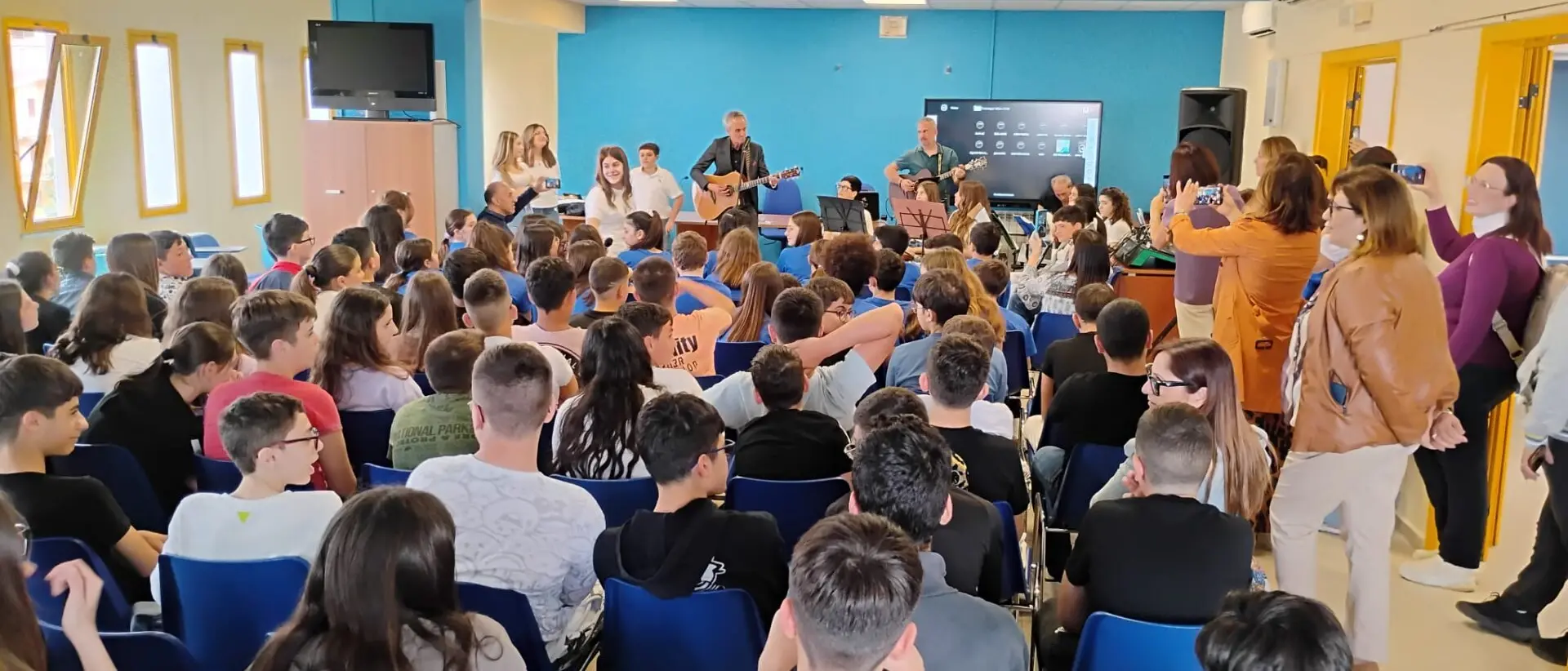 Musica e valori alla Scuola Secondaria di Saline Joniche: Michele Pecora incanta studenti e docenti in un incontro carico di emozione - FOTO