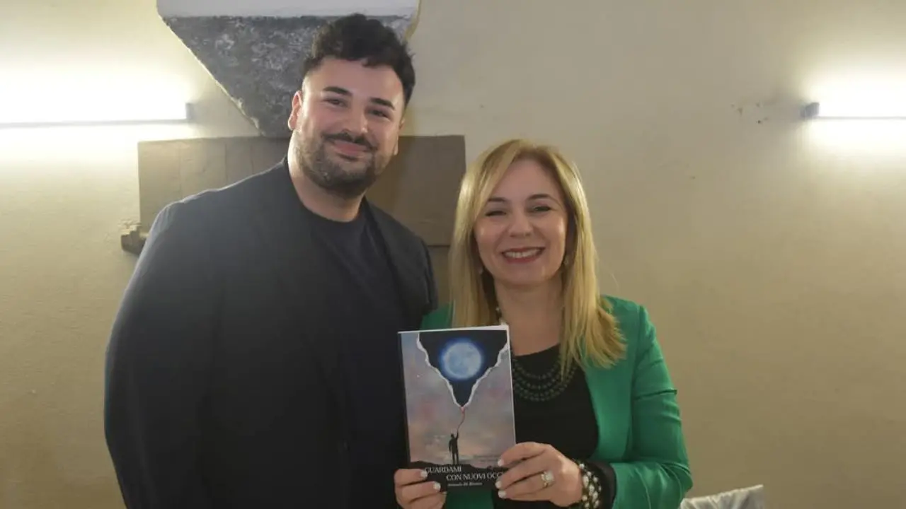 Oltre le cicatrici del bullismo, per Antonio la rinascita passa da Gioia Tauro, presentato il suo libro “Guardami con nuovi occhi”
