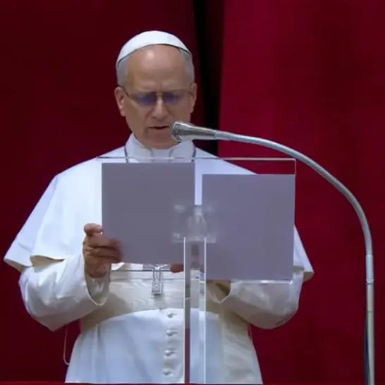 Il Papa della sobrietà, Leone XIV parla poco: gesti misurati al posto di parole e clamore mediatico\n