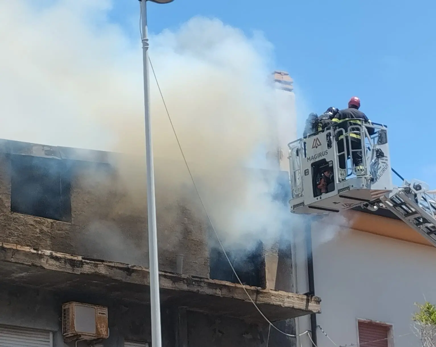 Incendio devasta stabile abbandonato a Villa San Giovanni