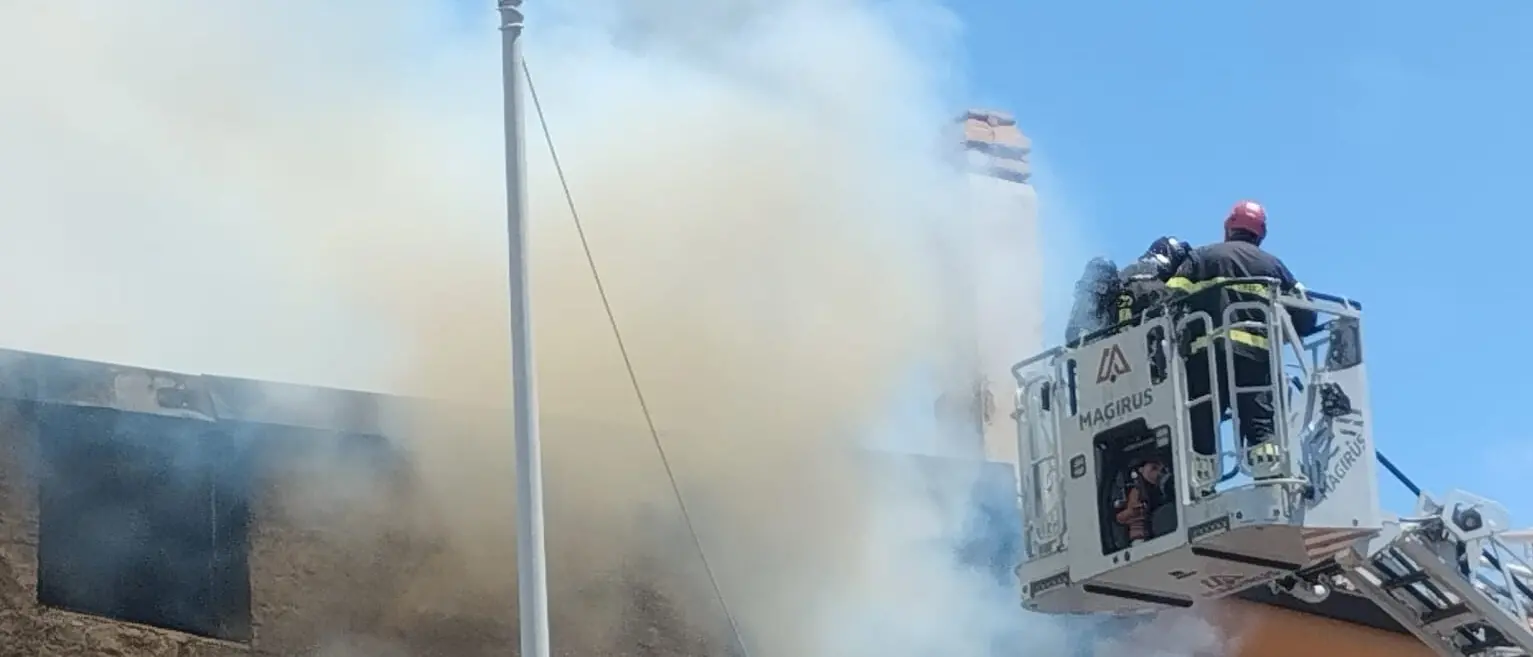 Incendio devasta stabile abbandonato a Villa San Giovanni