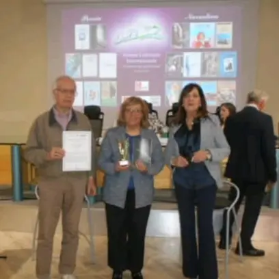 Riconoscimento per la poetessa di Locri, Luisa Totino, al premio letterario internazionale “Un Libro Amico per l’Inverno 2025”