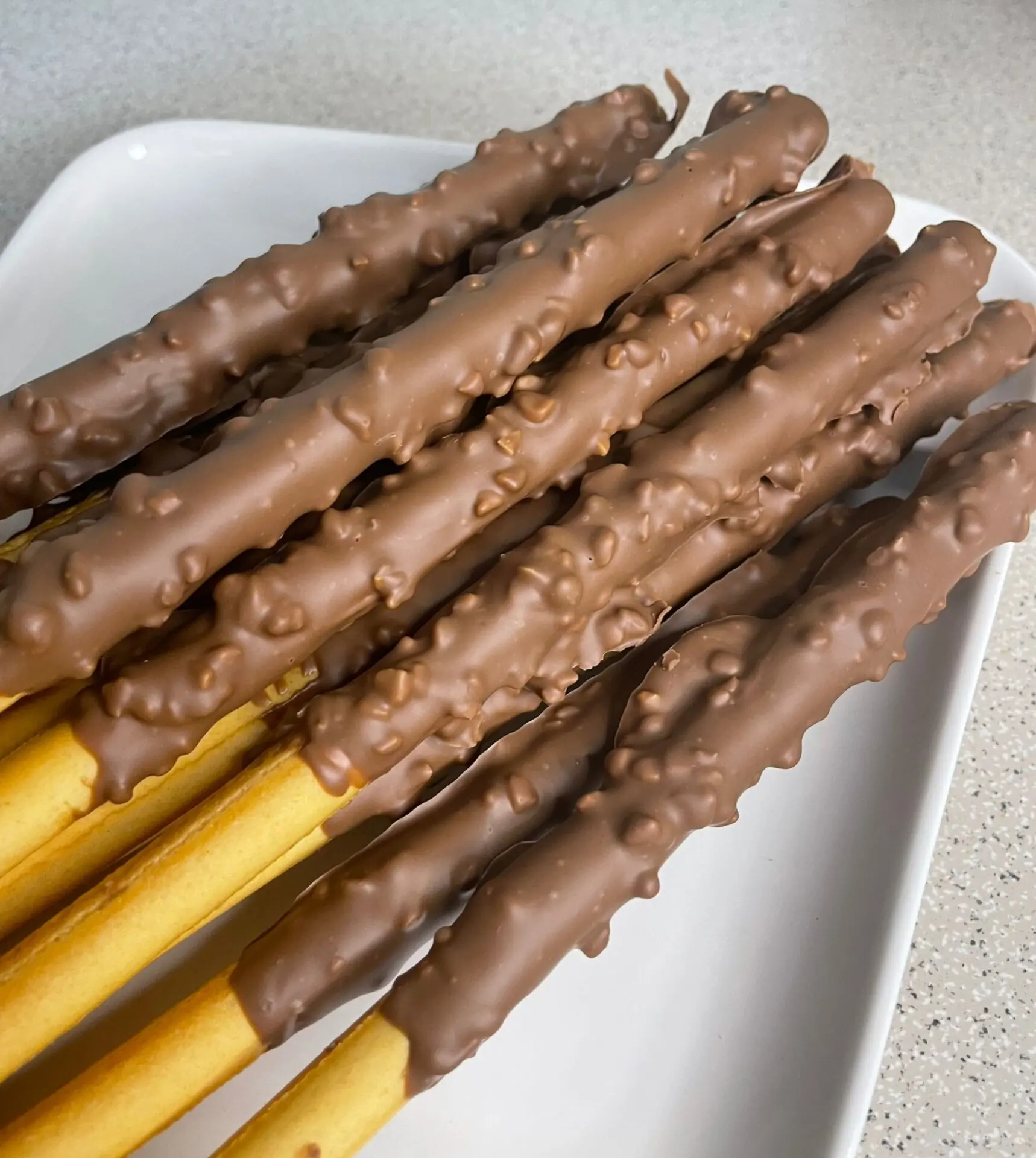 LA RICETTA DEL GIORNO | Grissini al cioccolato e granella di nocciole