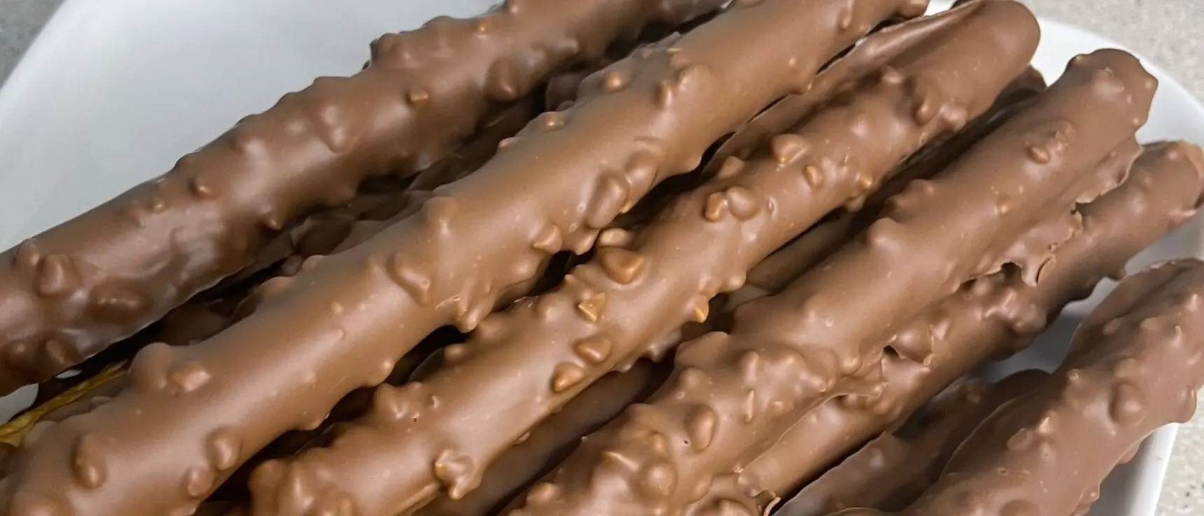 LA RICETTA DEL GIORNO | Grissini al cioccolato e granella di nocciole