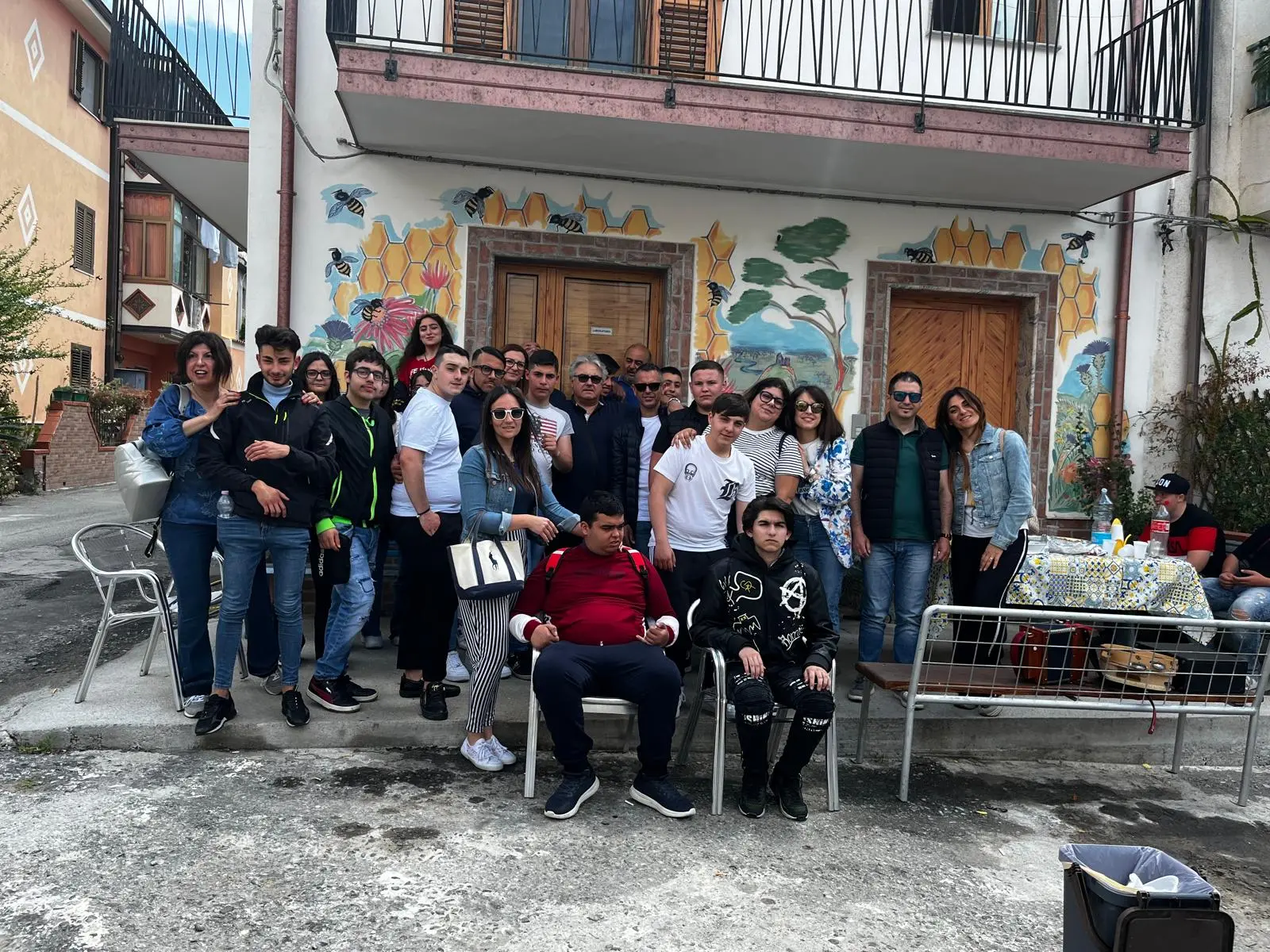 La didattica laboratoriale in apicoltura dell'IIS \"Familiari\": un'esperienza sul campo tra miele e formazione