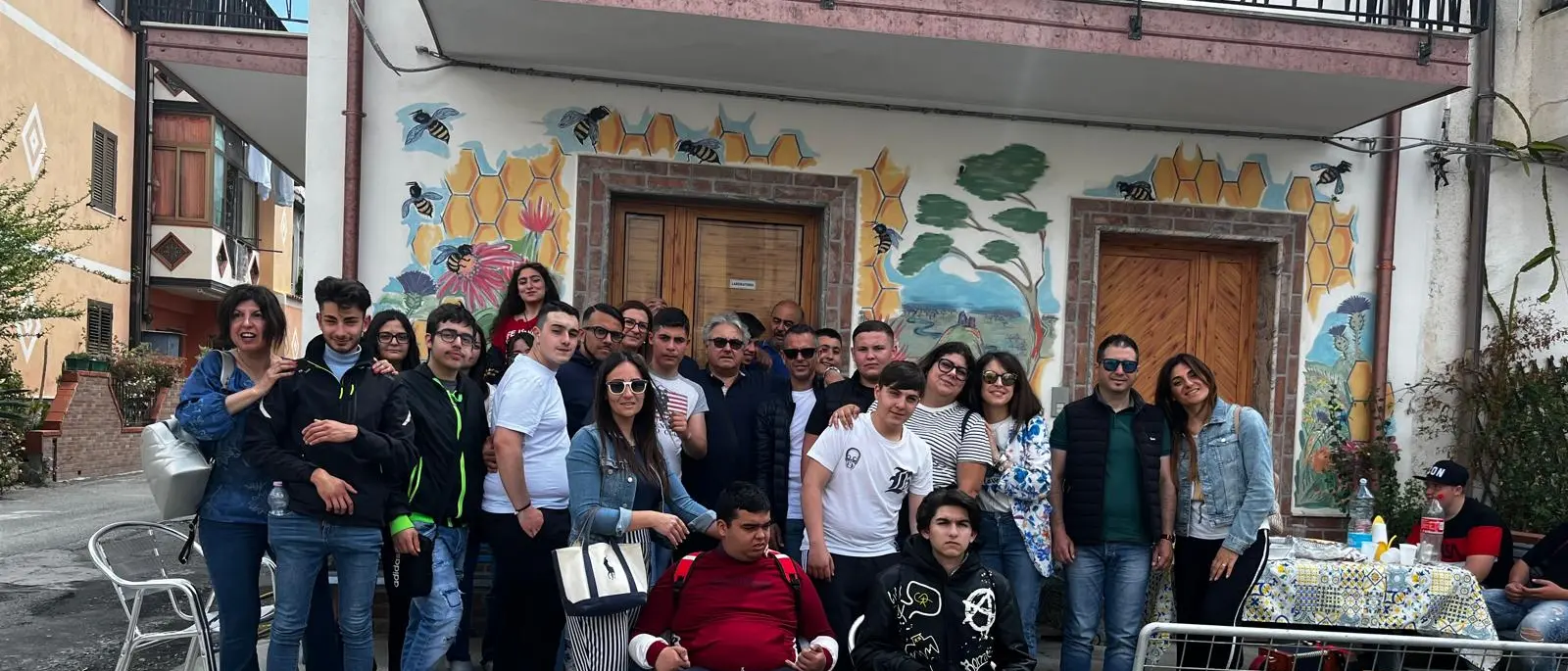 La didattica laboratoriale in apicoltura dell'IIS \"Familiari\": un'esperienza sul campo tra miele e formazione