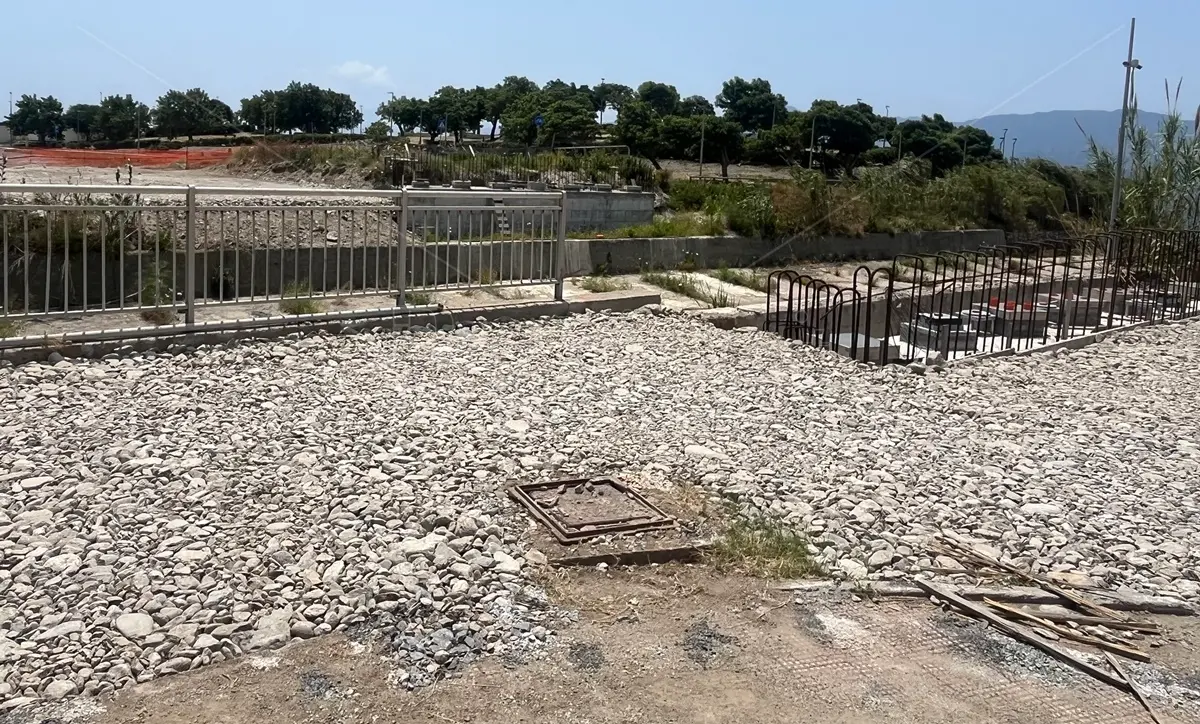 Reggio, cantiere del ponte sul Calopinace ripulito e aree spianate: tutto pronto per l'arrivo delle due gru - FOTO