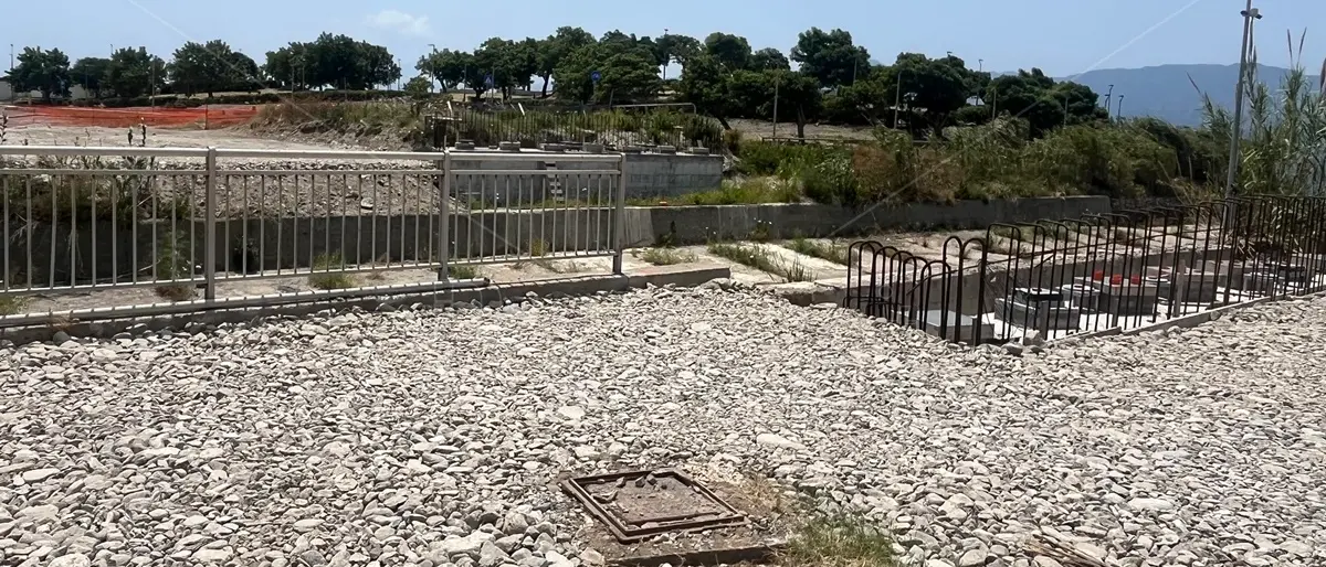 Reggio, cantiere del ponte sul Calopinace ripulito e aree spianate: tutto pronto per l'arrivo delle due gru - FOTO