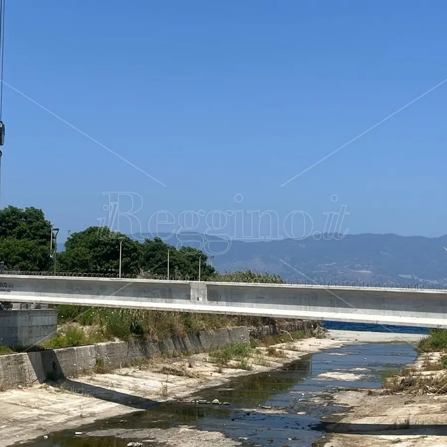 Reggio, posta la prima delle sette travi del famigerato ponte sul torrente Calopinace: entro domani la conclusione delle operazioni - FOTO e VIDEO
