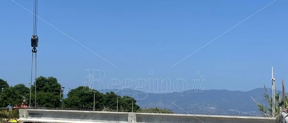 Reggio, posta la prima delle sette travi del famigerato ponte sul torrente Calopinace: entro domani la conclusione delle operazioni - FOTO e VIDEO