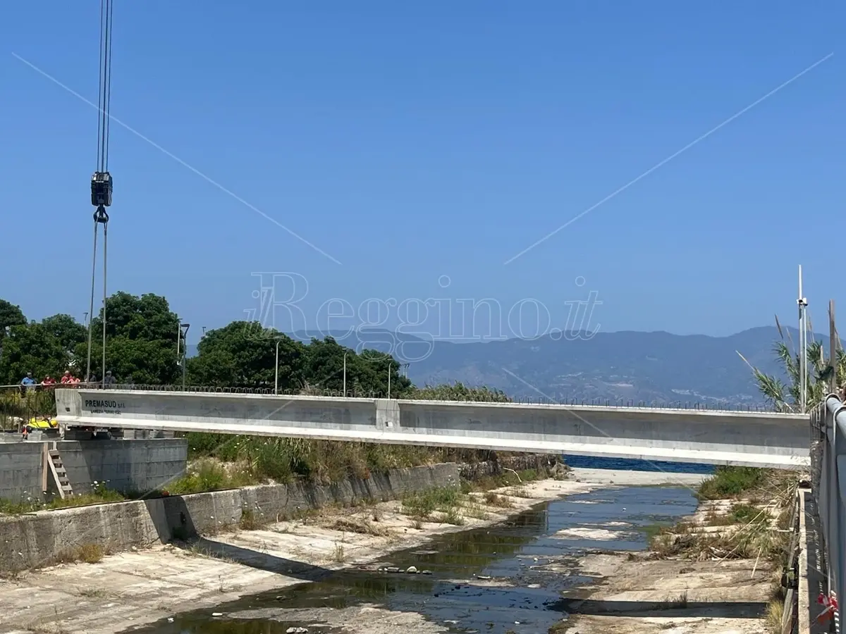 Reggio, posta la prima delle sette travi del famigerato ponte sul torrente Calopinace: entro domani la conclusione delle operazioni - FOTO e VIDEO