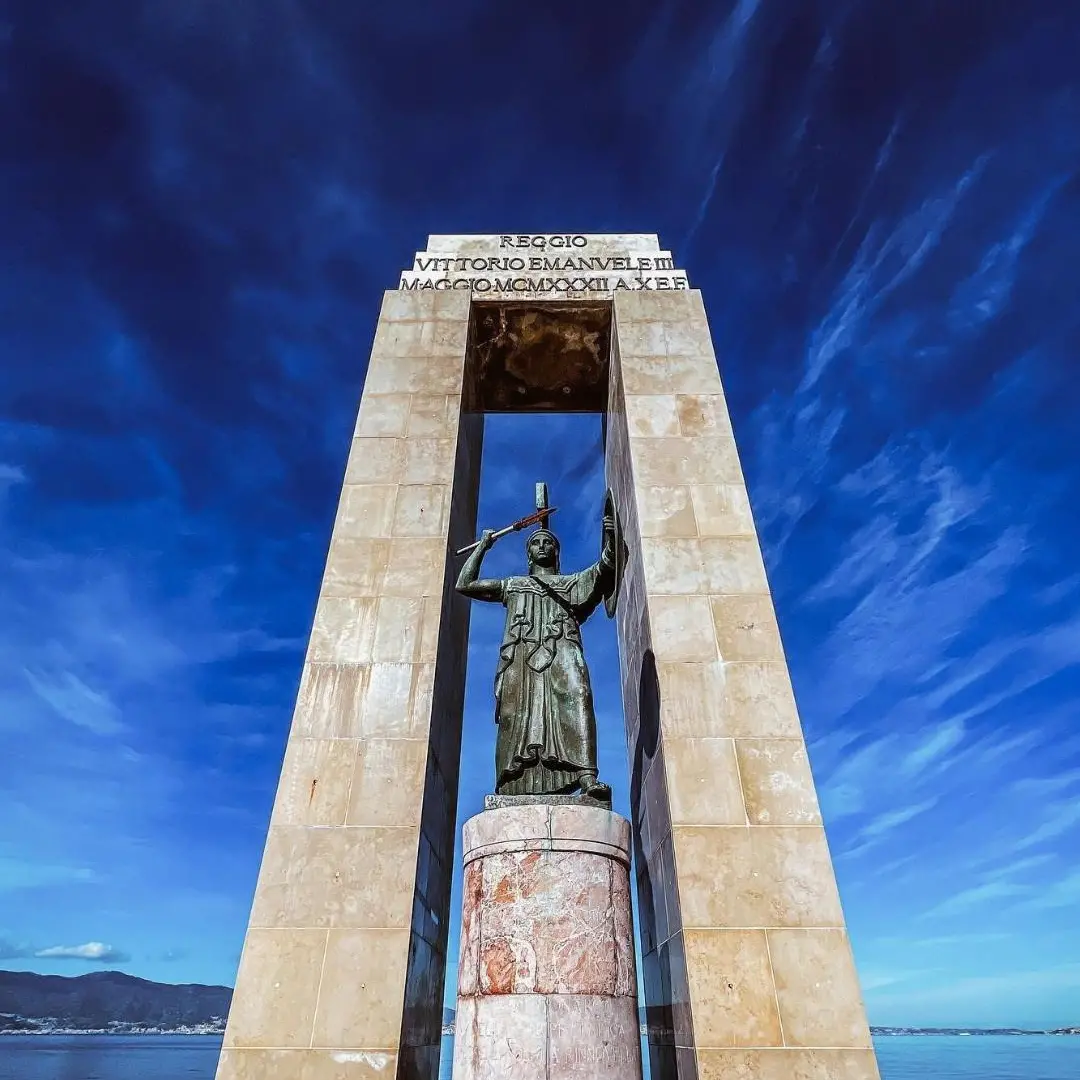 LA FOTO DEL GIORNO | Athena, custode silenziosa