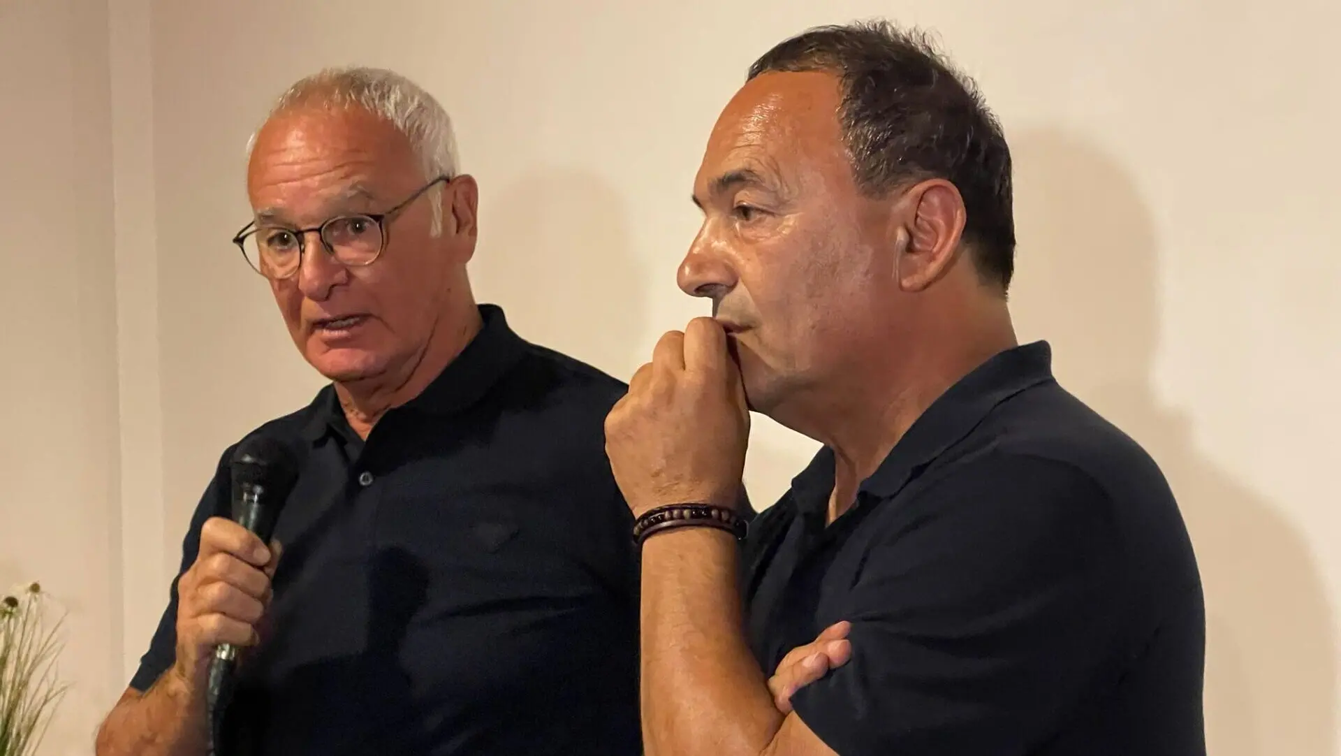 Riace, l’abbraccio di Ranieri a Mimmo Lucano: «Con il suo amore ha dato a tutti una speranza»