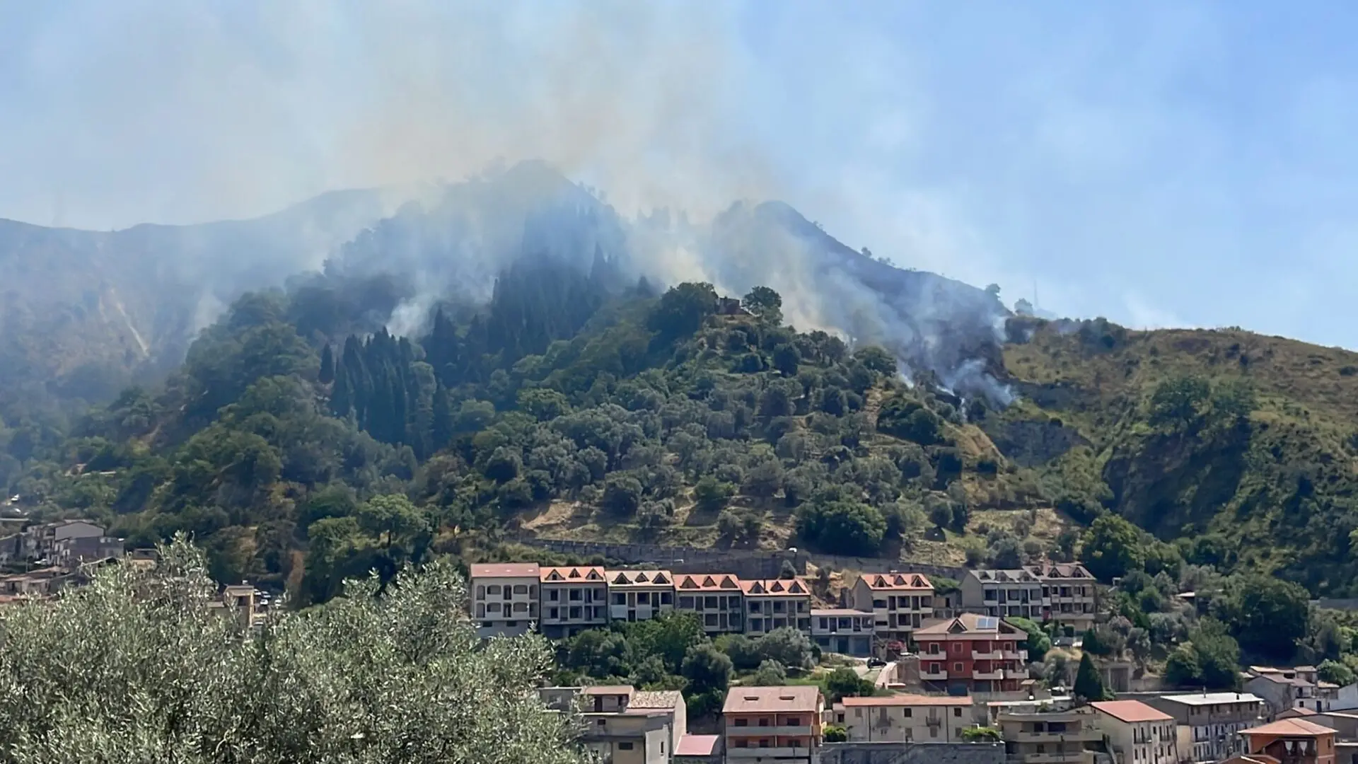 Mammola, un incendio minaccia il borgo: in azione i mezzi aerei