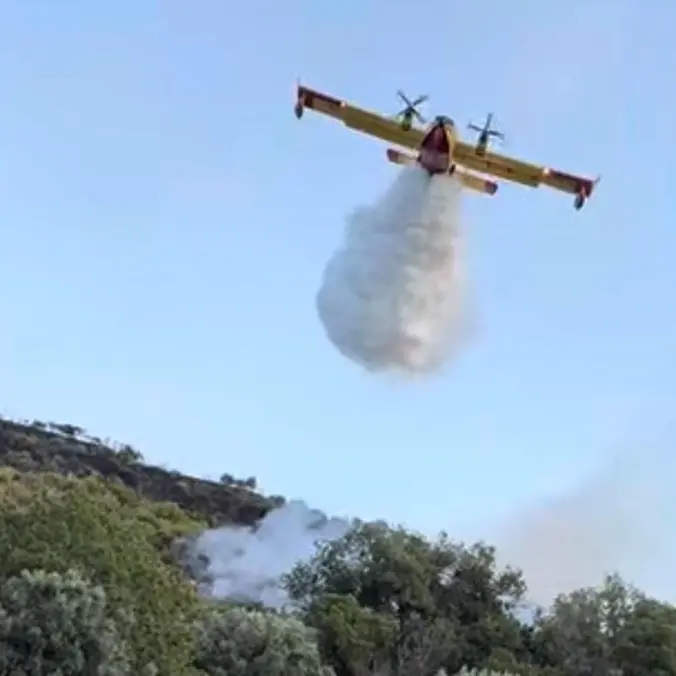 Emergenza incendi, domenica di fuoco a San Lorenzo. Il sindaco: «Situazione sotto controllo, grazie a chi ha rischiato»