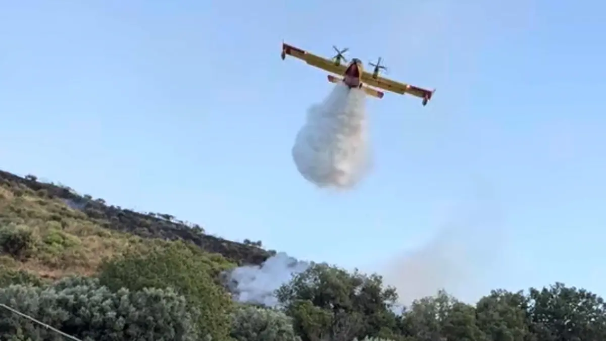 Emergenza incendi, domenica di fuoco a San Lorenzo. Il sindaco: «Situazione sotto controllo, grazie a chi ha rischiato»