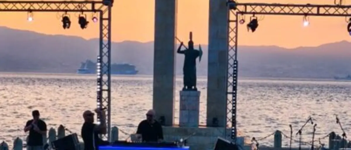 Il Sunsetland di oggi accoglie la performance del local dj Enzo Romeo, annullata la presenza di Moojo