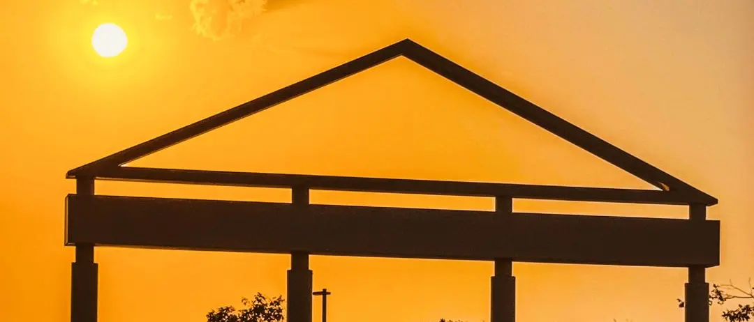 LA FOTO DEL GIORNO | Il Tempietto ritrovato: giochi, memoria e tramonti sullo Stretto