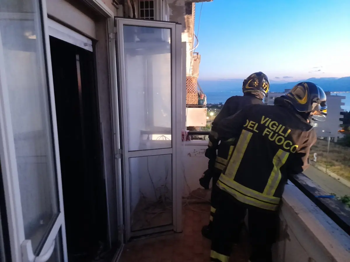 Reggio, in fiamme appartamento ad Arghillà