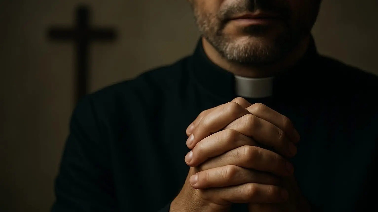 Locride, la crisi di fede per un sacerdote che lascia la tonaca diventa un caso. Il vescovo: «No a giudizi o condanne»