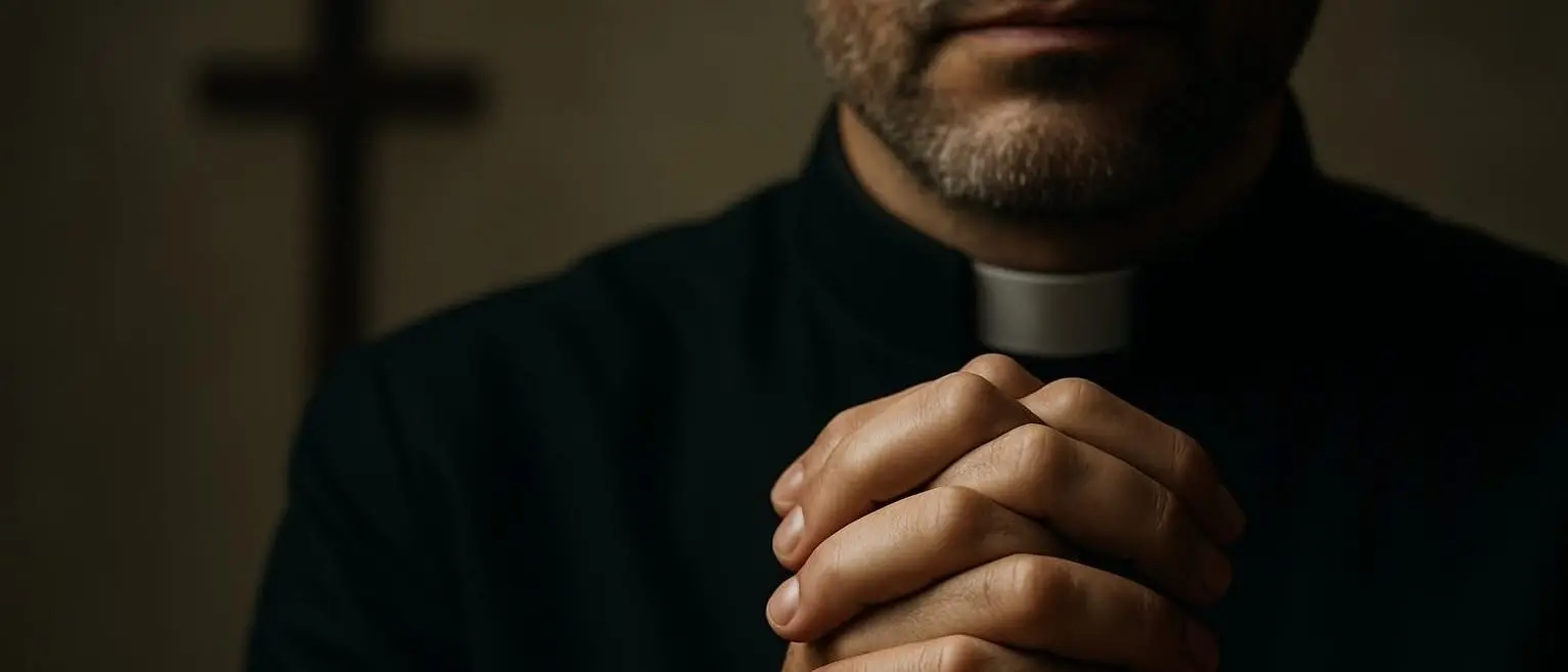 Locride, la crisi di fede per un sacerdote che lascia la tonaca diventa un caso. Il vescovo: «No a giudizi o condanne»