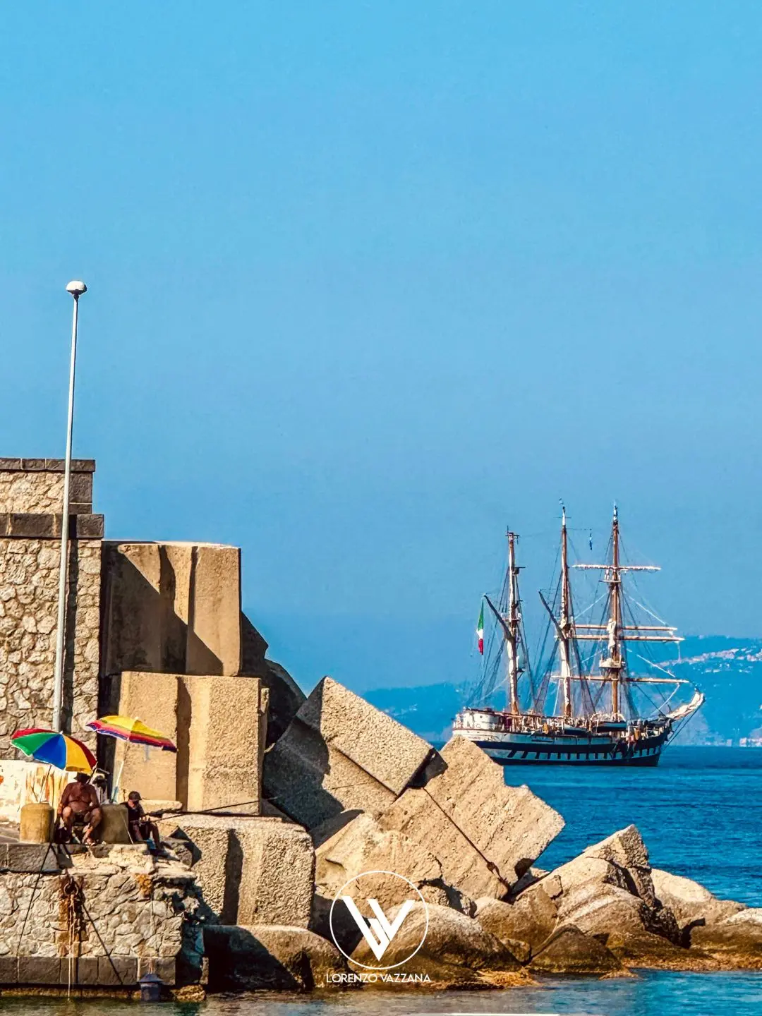 LA FOTO DEL GIORNO | Voci di Scilla e vele d’altrove