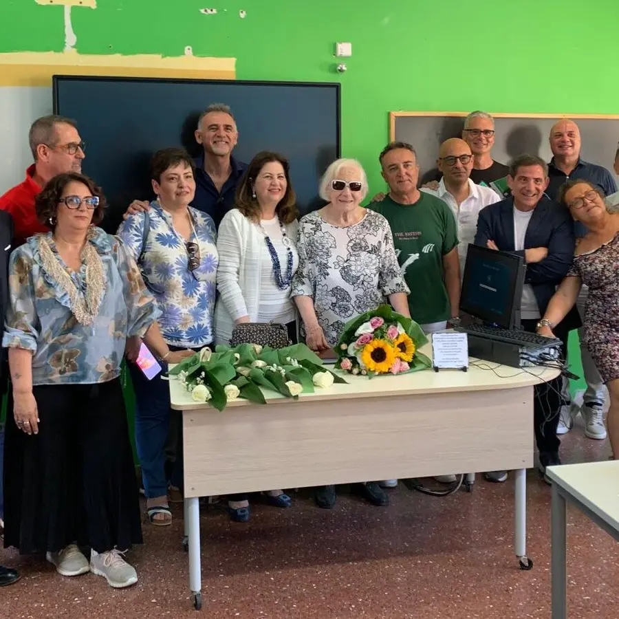 Reggio Calabria, 40 anni dopo il diploma la V M torna in classe con la professoressa Tita Ferro