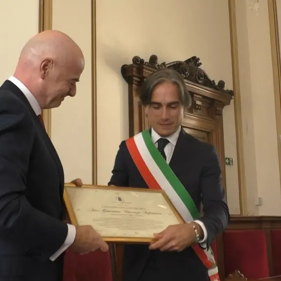 Reggio, cittadinanza onoraria a Gianni Infantino: l’emozione del ritorno alle origini e la forza dirompente del calcio - FOTO