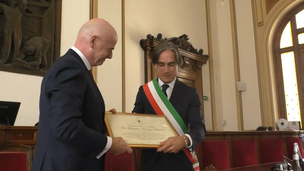 Reggio, cittadinanza onoraria a Gianni Infantino: l’emozione del ritorno alle origini e la forza dirompente del calcio - FOTO