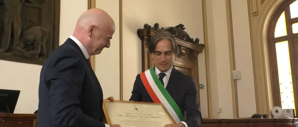 Reggio, cittadinanza onoraria a Gianni Infantino: l’emozione del ritorno alle origini e la forza dirompente del calcio - FOTO