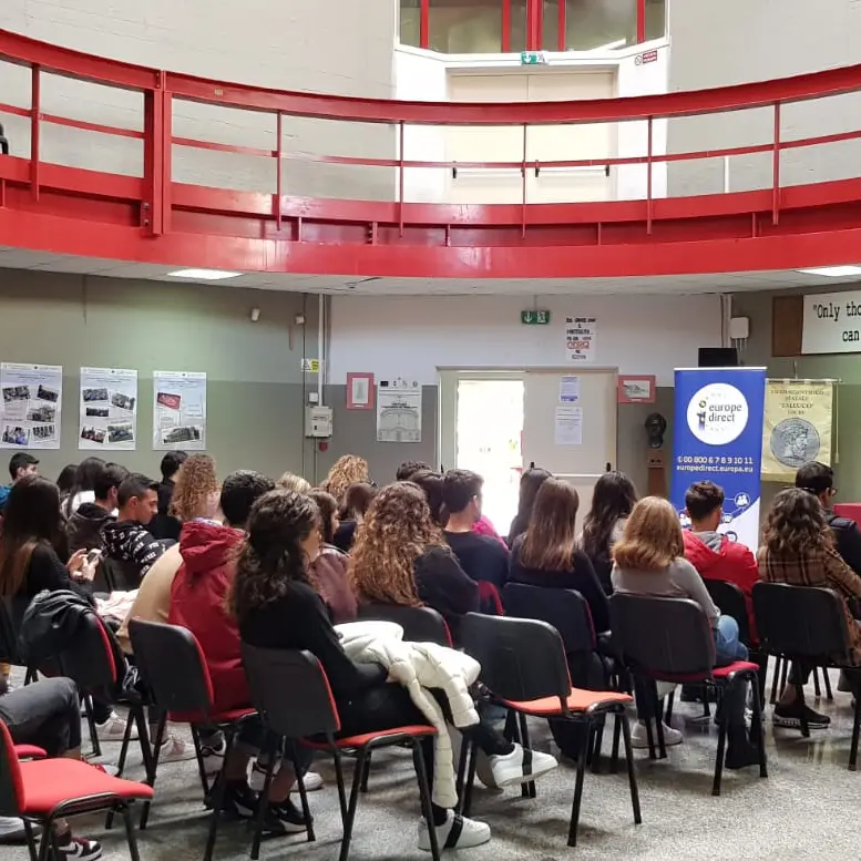 Monitoraggio civico, i liceali di Locri a lezione di Statistica